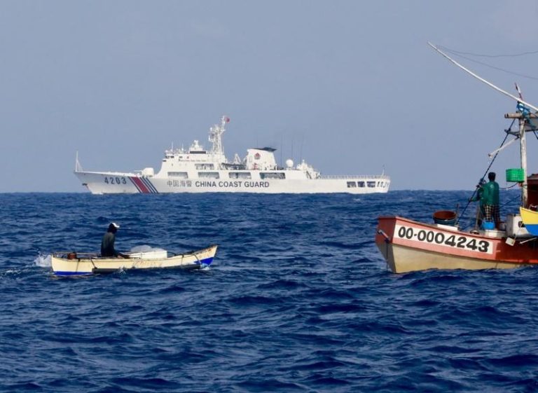 图为中国海警船2024年5月在南海黄岩岛海域巡逻，附近有些菲律宾渔船。（欧新社）