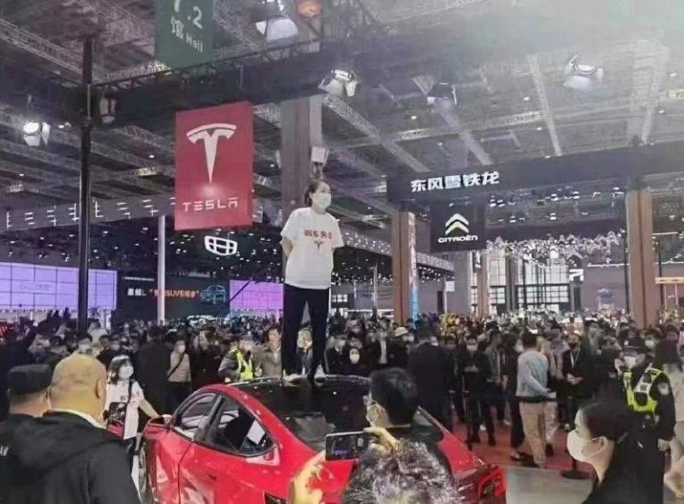 四年前在上海车展中站在特斯拉「车顶维权」的女车主张女士，历时多年维权，终于获法院判赢一次。（取材自微信）
