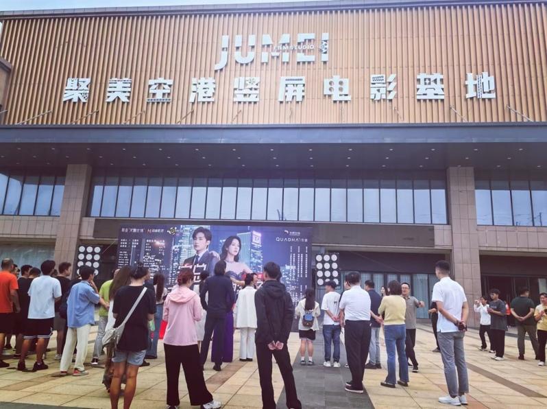 微短剧发展迅速，让闲置楼房商厦变身拍摄场地，造就新商机。(取材自九派新闻)