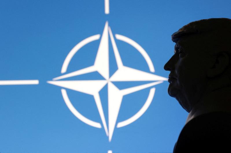 美国及其盟国首度激活一项新机制，这项机制允许美国以北大西洋公约组织（NATO）国家提供的资金，从美国库存中供应武器给乌克兰。路透