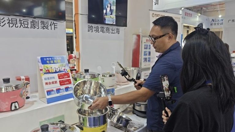 本届台博会中，家电品牌与新媒体跨界合作，于展会现场进行直播介绍。（图／联合影音号）
