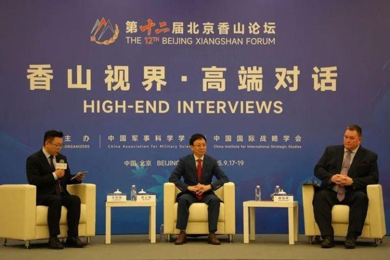 上海复旦大学国际问题研究院院长、教授吴心伯（中），和美国国防分析研究院研究员、美国前助理国防部长帮办施灿德（右），17日上午出席香山论坛高端对话，就大国正确相处之道进行讨论。（记者陈政录／摄影）