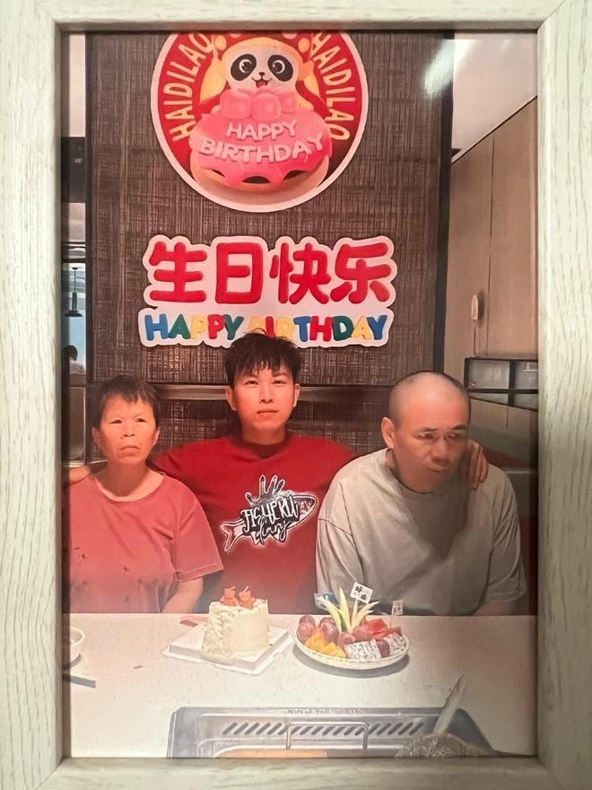 杨楼和父母的合影。(取材自潇湘晨报)