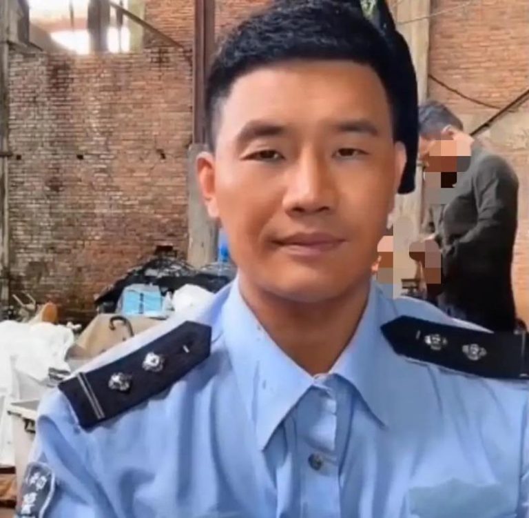 嘎子哥拍戏期间穿警服直播带货引争议。(视频截屏)