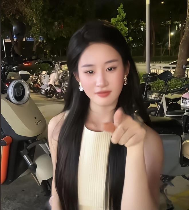 酷似刘亦菲的女孩。(取材自网易号「银河史记」)