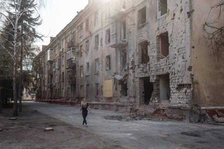 17日在乌克兰顿内次克地区克拉马托尔斯克(Kramatorsk)，一名居民走过一栋被俄军袭击损坏的公寓大楼。路透