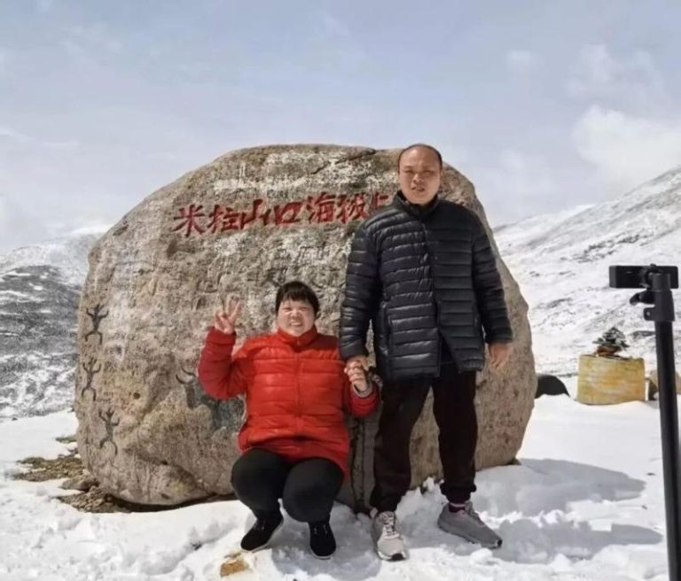 杨月连（左）和儿子展开为期5个月的自驾长征。（取材自潇湘晨报）