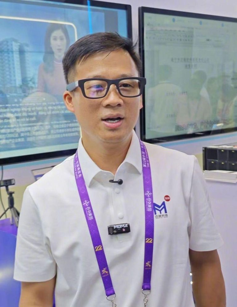 广西壮族自治区党委书记陈刚戴着AI眼镜，上台发表演说。(取材自微博)