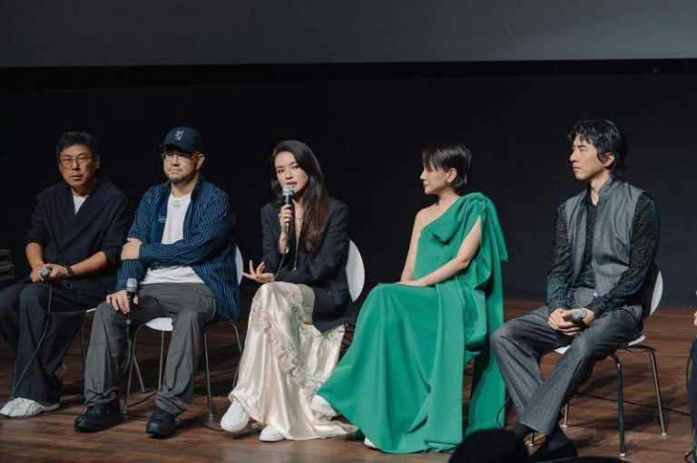 「回魂计」全球首映在釜山，金钟影帝傅孟柏（右起）、国际影后舒淇、李心洁与导演陈正道、许肇任合体出席映后座谈。图／Netflix提供