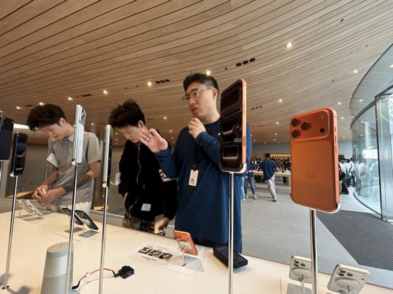 现场工作人员介绍iPhone 17 Pro Max的特色。(记者陈湘瑾／摄影)