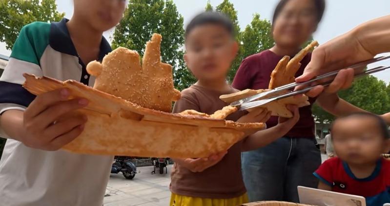 小杨靠着造型烧饼暴火。（取材自羊城晚报）
