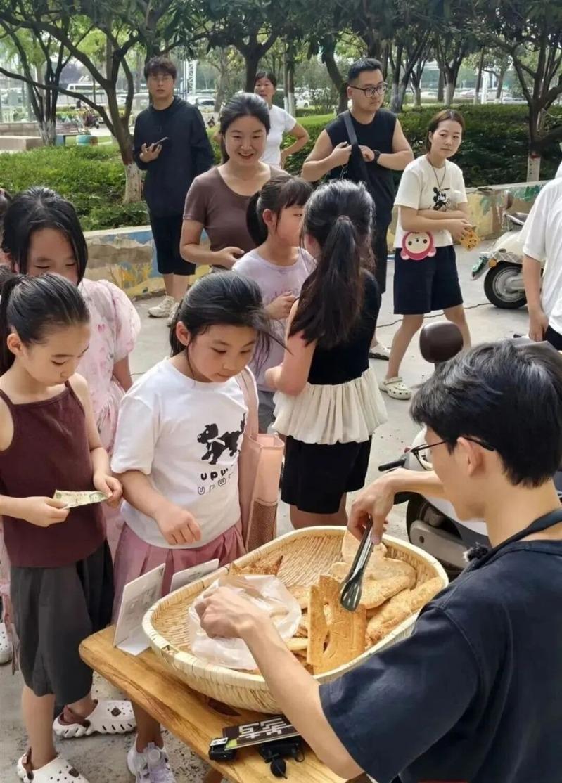 小杨靠着造型烧饼暴火。（取材自羊城晚报）