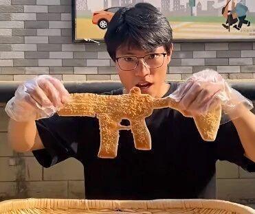小杨靠着造型烧饼暴火。(取材自羊城晚报)