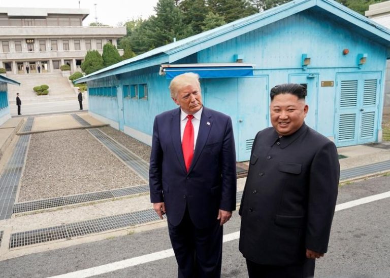 2019年时任的美国总统川普（左）与北韩最高领导人金正恩（右）在南北韩非军事区会晤。(路透)