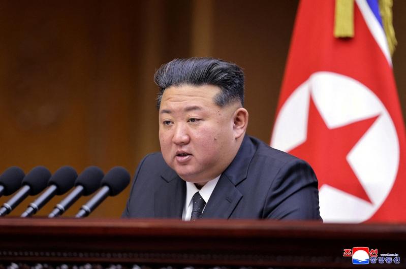 2019年时任的美国总统川普（左）与北韩最高领导人金正恩（右）在南北韩非军事区会晤。(路透)