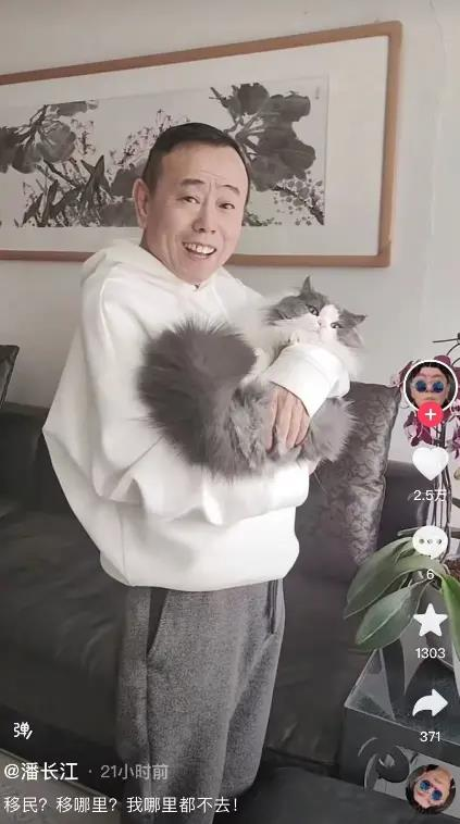 潘长江和女儿潘阳录视频回答网友问题。（取材自微博）