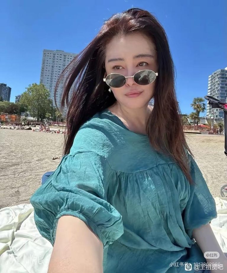 王祖贤晒出海滩照，外型依旧很冻龄。（取材自小红书）