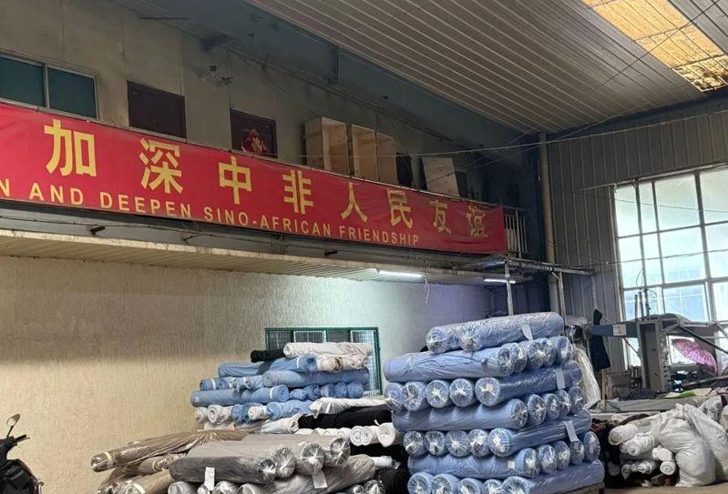 机场排队的人潮，他们都是要飞去非洲。（取材自北风窗）