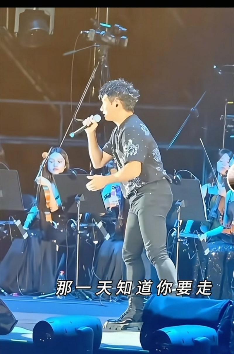 吴奇隆穿紧身裤引发热议。图／摘自微博