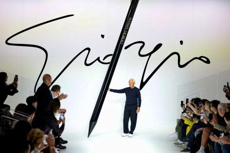 米兰时装周23日登场将致敬已故时尚大师亚曼尼（Giorgio Armani）。图为2023年6月，设计师亚曼尼 (Giorgio Armani) 在2024年春夏男装系列秀结束时摆姿势。路透