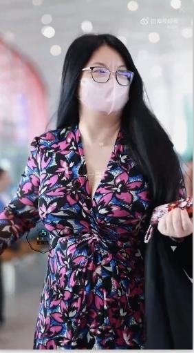 李湘在机场被拍到，身材又胖了一圈。（取材自微博）