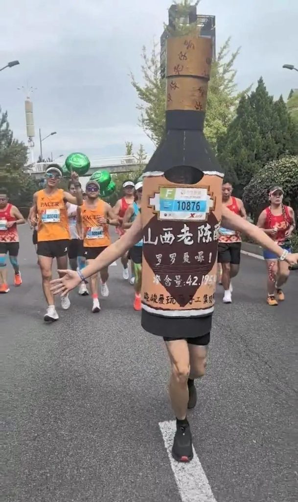 「老陈醋」跑友。（视频截屏）