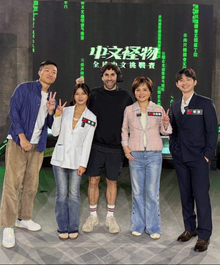 沈春华（右二）获邀担任「中文怪物」魔王。 图／撷自脸书