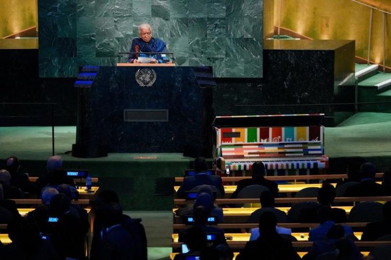 2011年诺贝尔和平奖得主、前利比里亚总统Ellen Johnson Sirleaf22日于美国纽约联合国总部举行的联合国成立80周年高级别会议上发表演说。(路透)