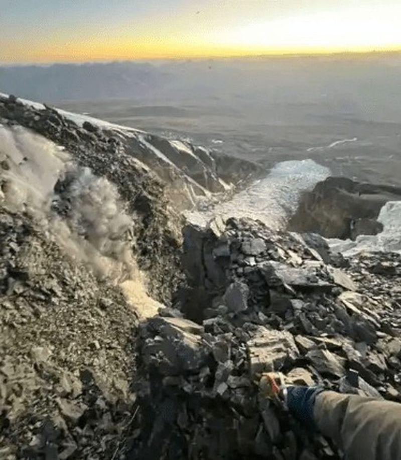 王先生在新疆慕士塔格峰挑战极限时跌落悬崖平台，他徒手攀爬数百米悬崖自救。(视频截屏)