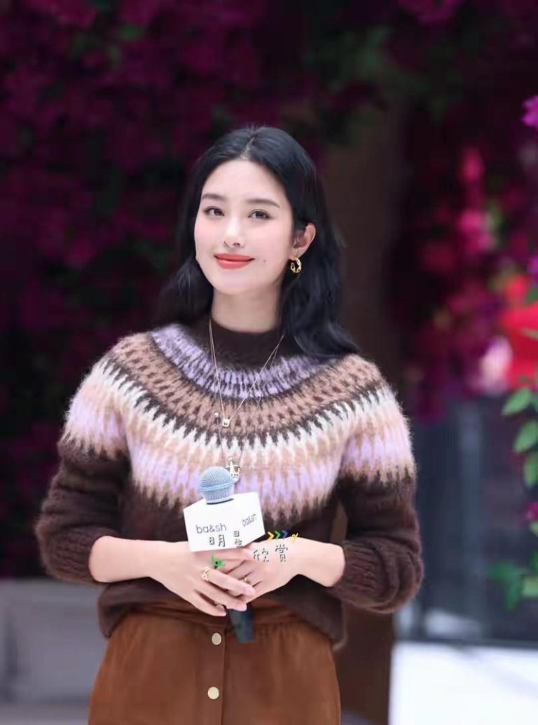 杨采钰在深圳出席活动，炎热的天气仍配合穿毛衣露面。（取材自微博）