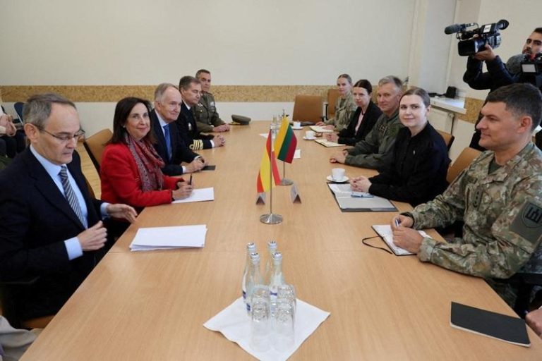 西班牙国防部长罗布雷斯（Margarita Robles，左二）24日在立陶宛希奥利艾（Siauliai）空军基地与立陶宛国防部长萨卡利埃内（Dovile Sakaliene，右二）举行双边会谈。路透