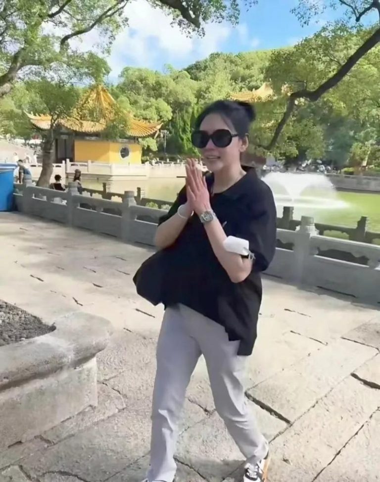 邱淑贞戴着劳力士经典的绿水鬼手表。（视频截屏）