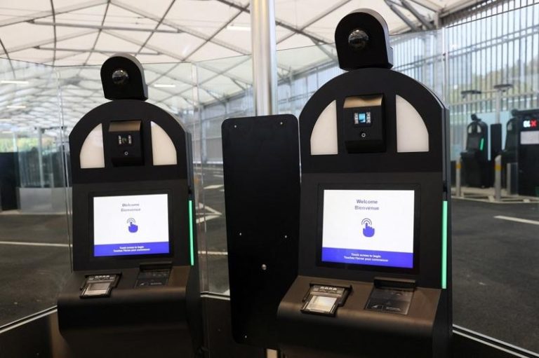 英国福克斯通欧洲隧道终端站的欧盟入出境系统（EES） 终端机，摄于23日。路透