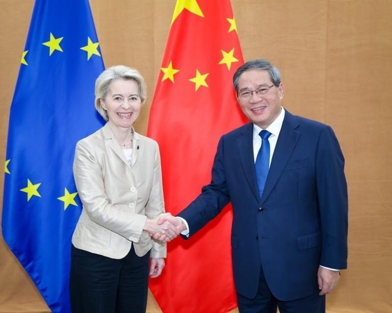 中国国务院总理李强（右）24日在纽约会见欧盟委员会主席范德赖恩。（新华社）