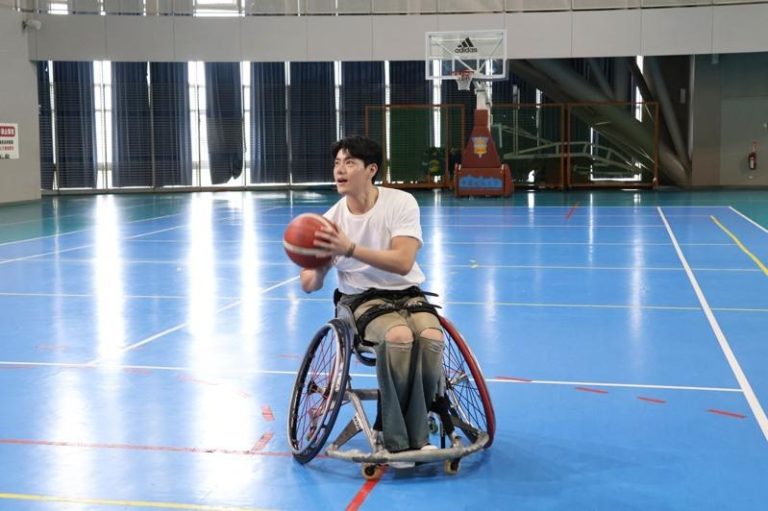 李程彬体验轮椅篮球 。图／东旭九翔娱乐提供