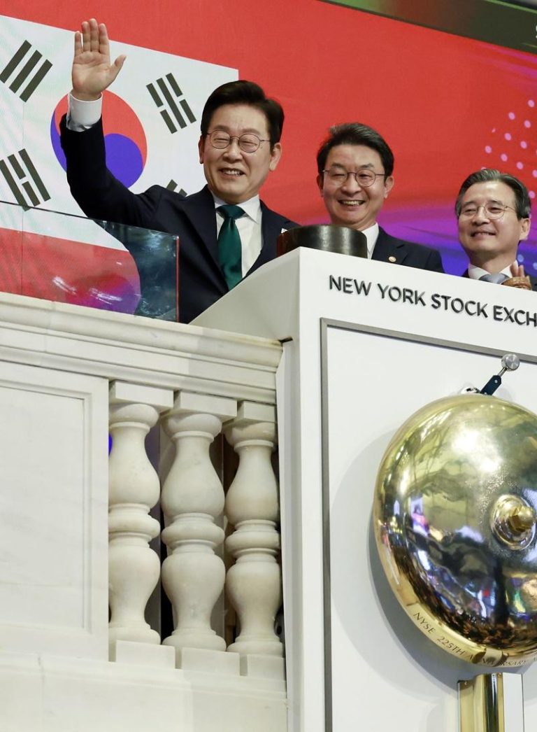 南韩总统李在明（左一）来到纽约出席联合国大会，他在纽约证券交易所（NYSE）主持1场招商说明会。欧新社