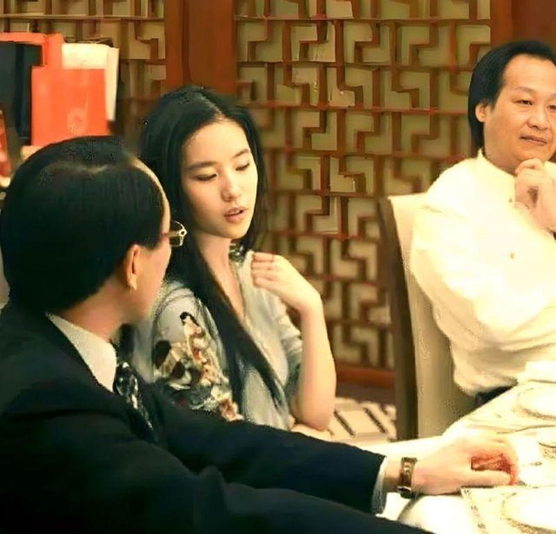 刘亦菲和大佬聚餐照曝光。（取材自网易号「娱乐团长 」）