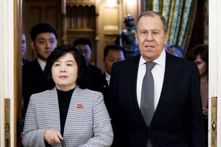 北韩外交部长崔善姬（左）在莫斯科与俄国外交部长拉夫罗夫会面。（路透）