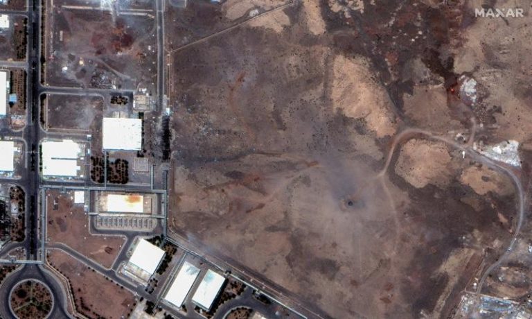 今年6月28日从卫星影像显示，美国发动空袭后，伊朗纳坦兹（Natanz）铀浓缩设施地下离心机大厅上方，出现空袭弹坑。(路透)
