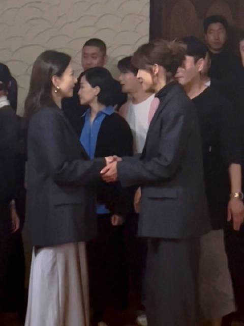 苏菲玛索（右）、高圆圆（左）十年后再同台。(视频截屏)