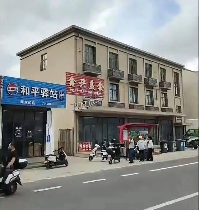 当地政府近日更换统一店招，要求商户拆除原有自己的门头，引发争议。（取材自九派新闻）
