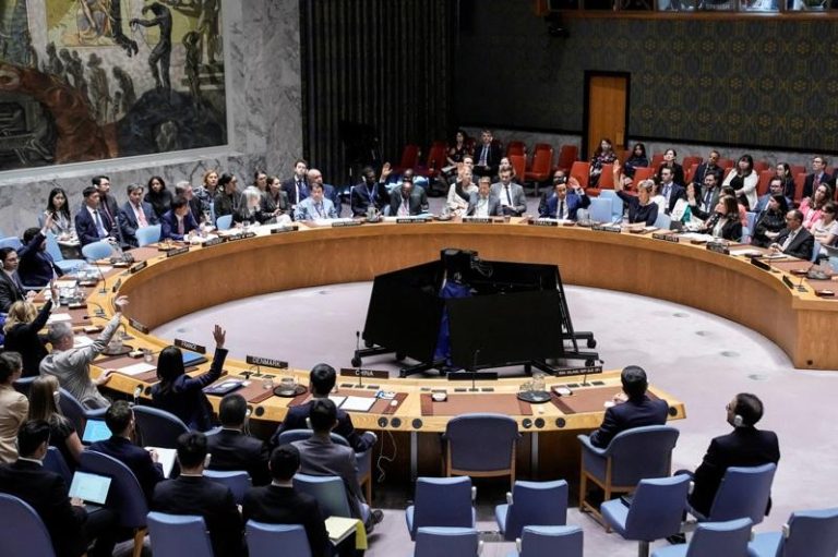 联合国以伊朗违反2015年核协议为依据，重启对伊朗制裁。图为联合国大会26日就中俄两国提出的延后重启伊朗制裁案，举行表决。(路透)