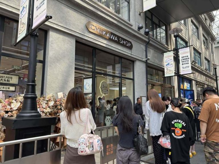 吉伊卡哇海外首间旗舰店27日在上海南京东路开幕，尽管官方事先通过抽签预约制度控管人数，现场仍有大批排队人潮。（中央社）