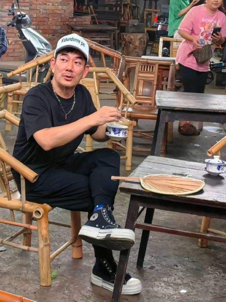 来来往往的市民有人打招呼，也有人举起手机拍照，任贤齐都很自然地接受。（取材自南方娱乐网）