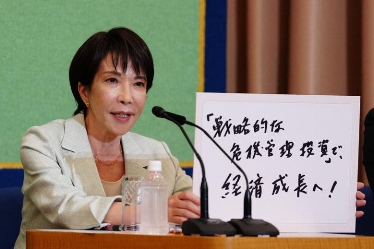 日本自民党总裁候选人、前经济安全保障担当大臣高市早苗24日在东京日本记者俱乐部举行的自民党总裁选举候选人辩论中发表谈话。(欧新社)