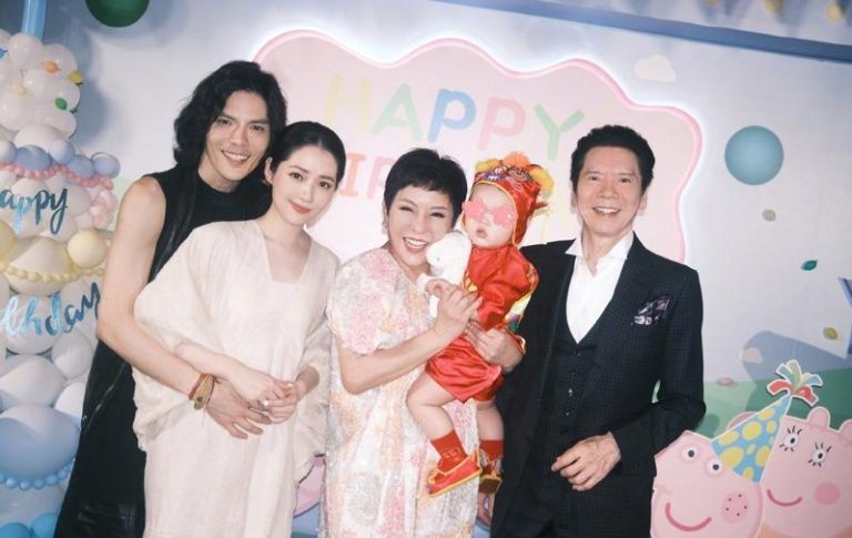 向佐(左起)和老婆郭碧婷、向太、向华强三代同堂。（取材自微博）