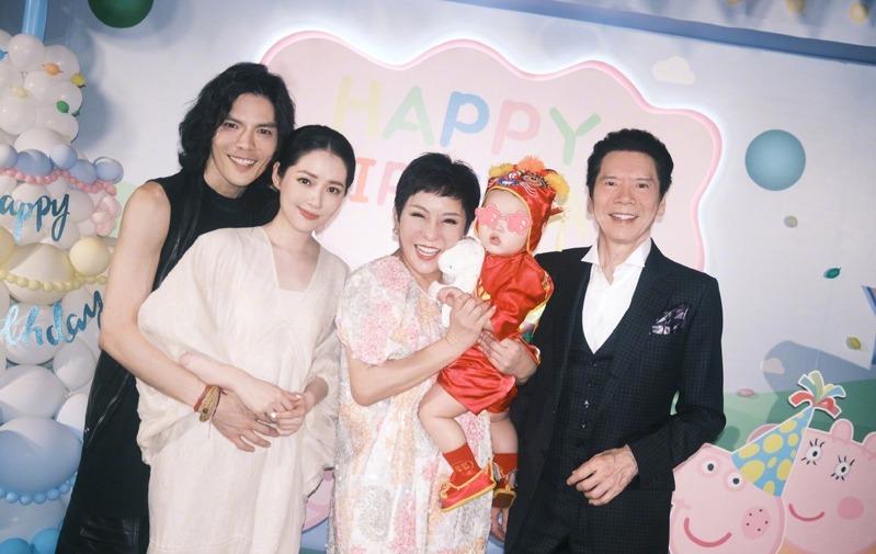 向佐(左起)和老婆郭碧婷、向太、向华强三代同堂。（取材自微博）