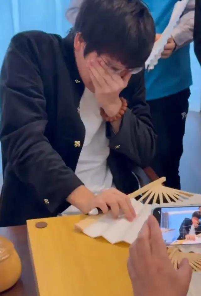 柯洁（右）、屠晓宇（左）在比赛中。(新华社)