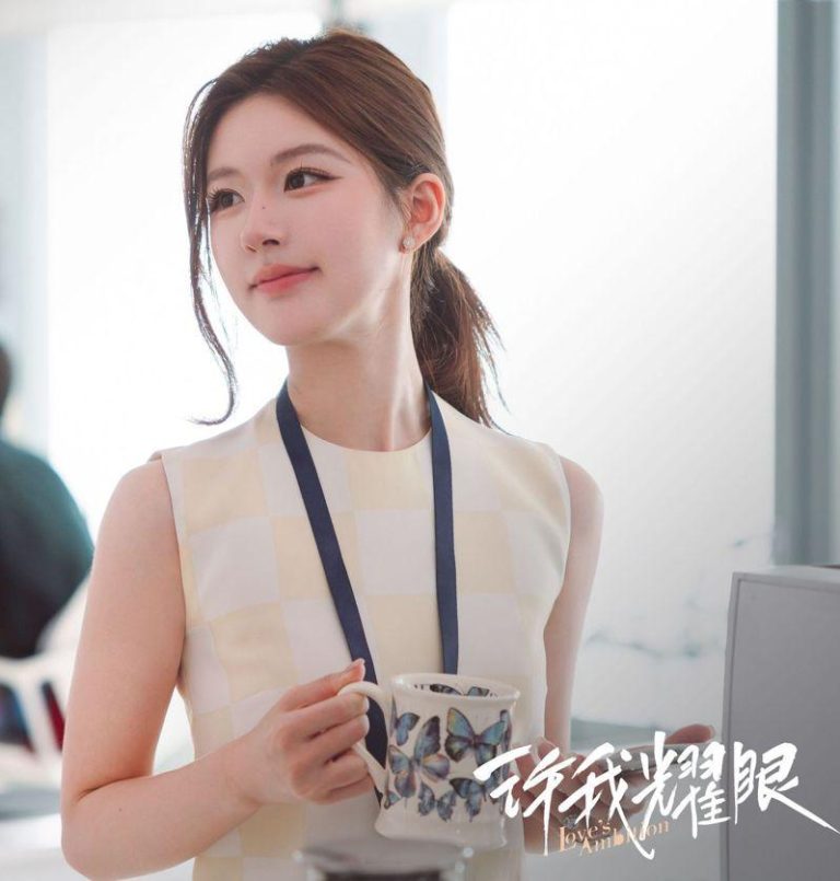 赵露思新剧「许我耀眼」开播，直接拿下热门榜第一，坐稳小花地位。（取材自微博）