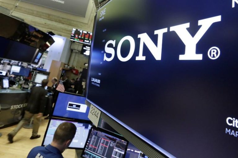 Sony集团将旗下金融事业分拆为Sony金融集团，股票29日在东京上市。图为Sony公司Logo显示在纽约证交所的交易大厅屏幕上。（美联社）